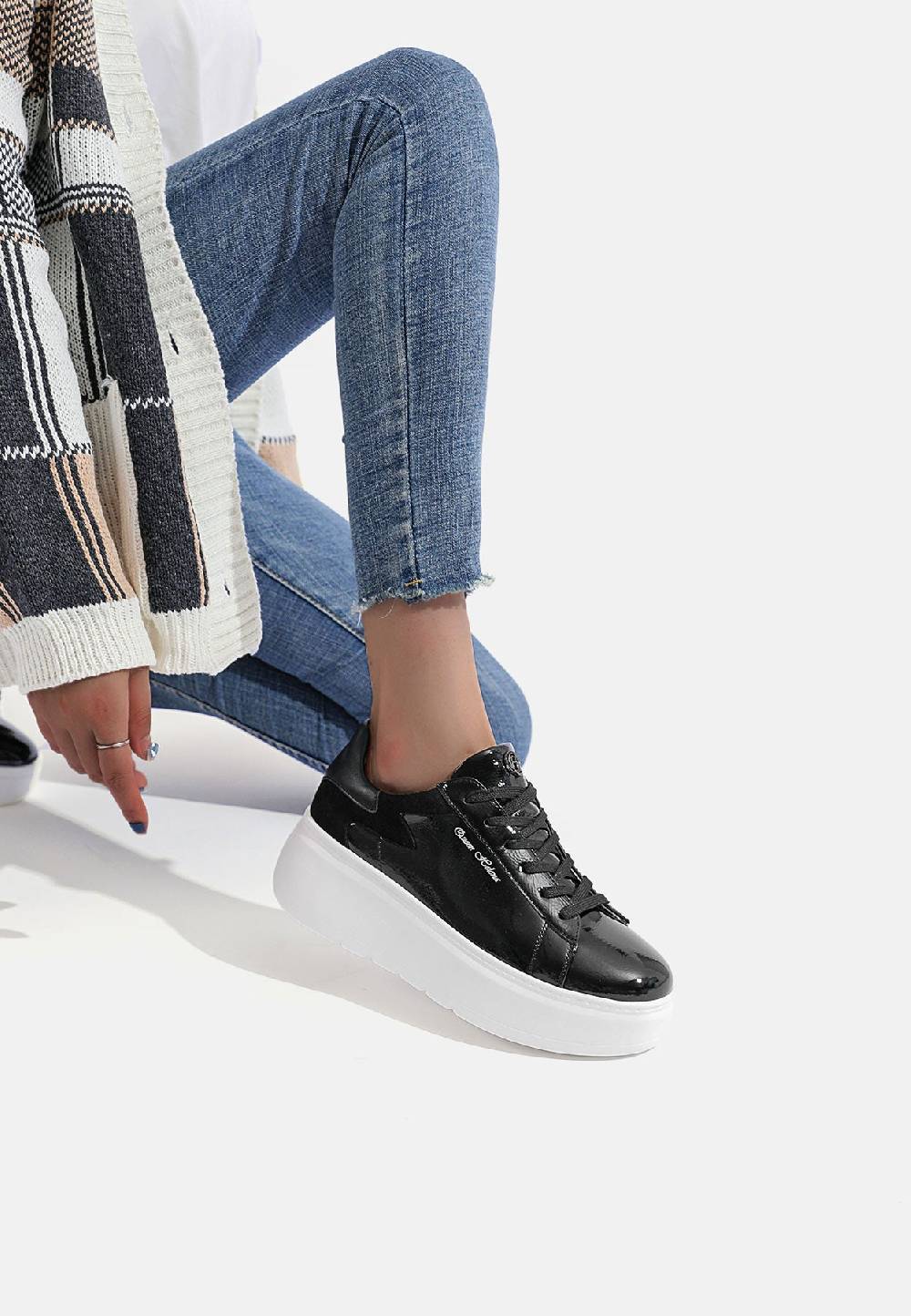 Queen Helena Sneakers - X29-10